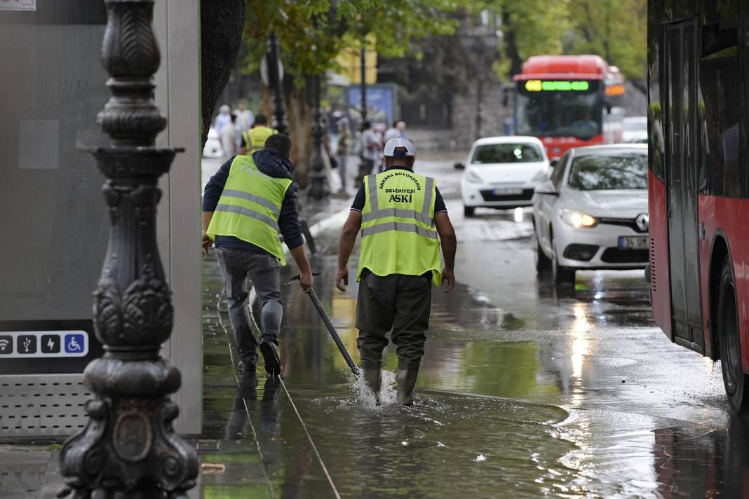 Ankara’da sağanak yaşamı felç etti! Alt geçit ve caddeler sular altında kaldı - Resim: 3